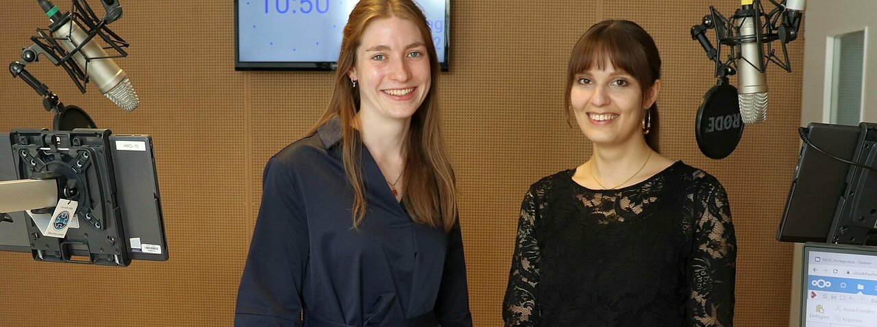 Greta Stangner und Celine Coldewe stehen im Studio von hochschulradio düsseldorf