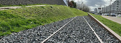 Mahnmal am ehemaligen Güterbahnhof Derendorf, von hier wurden die Menschen unter anderem nach Riga verschleppt (Foto: Wiebke Howestädt) Man sieht die Schienen des alten Güterbahnhofs