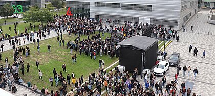 Zu sehen sind viele Studierende auf dem Campus der HSD.