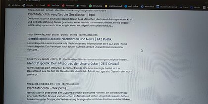 Bild von einem Laptopbildschirm, auf dem der Begriff "Identitätspolitik" gegoogelt wurde