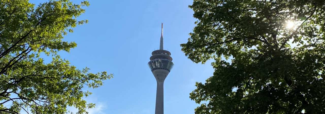 Zu sehen ist der Rheinturm in Düsseldorf.