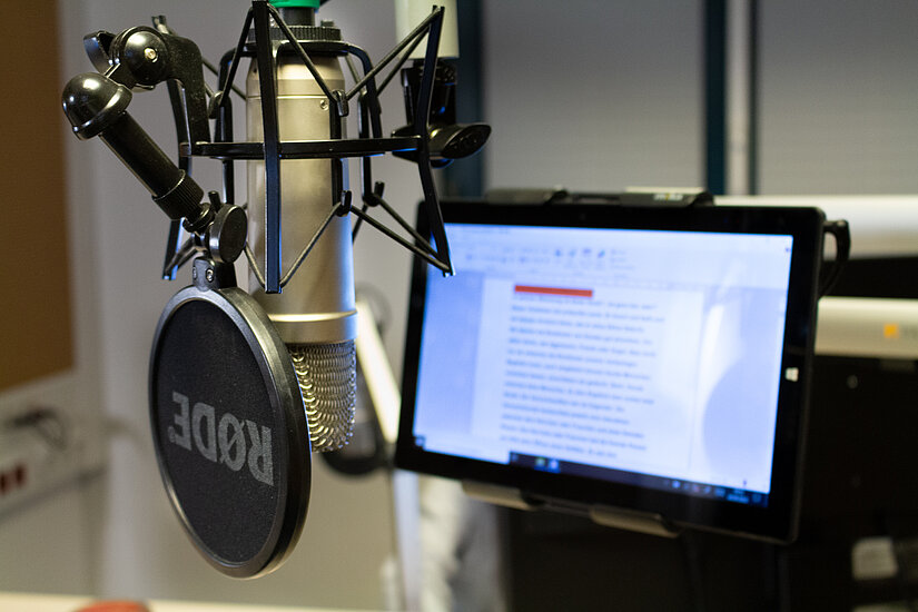 Zu sehen ist ein Setup mit Mikrofon und Tablet für die Redakteur:innen in Studio 1.