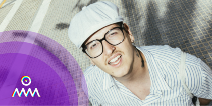 Nands Musik lädt, wie der Song bereits im Namen verrät, zum "Wohlfühlen" ein (Foto: Nils Lucas) Zu sehen ist ein junger Mann mit Brille und Hut