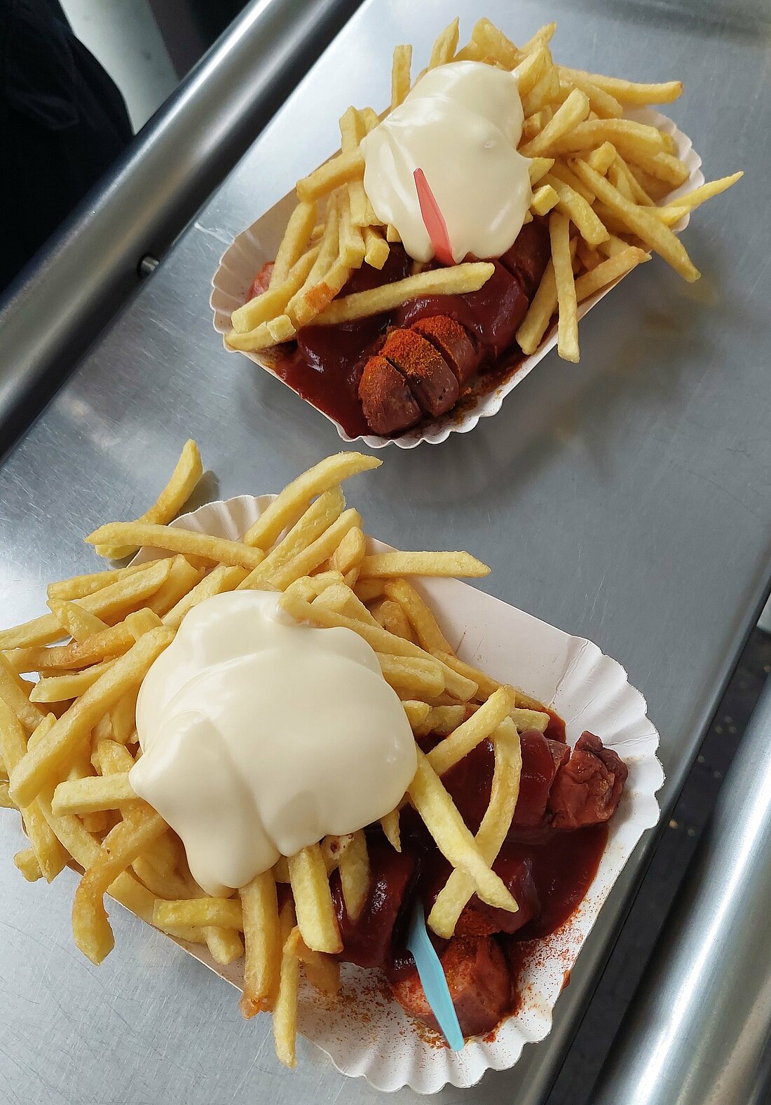 Foto zeigt die Currywurst und Pommes des Berliner Imbisses in Kaiserswerth.