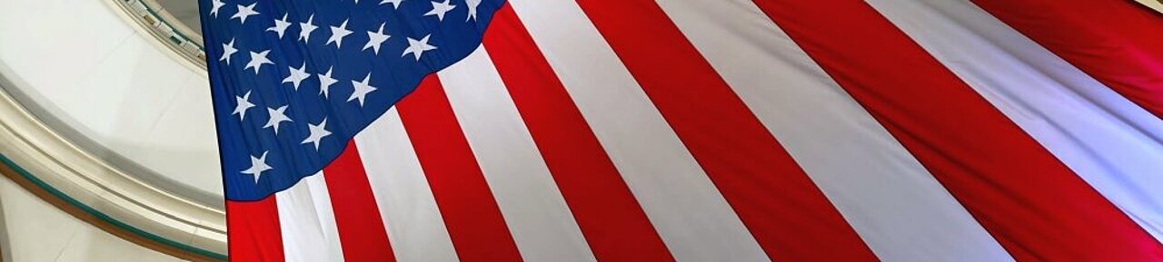 Das Bild zeigt einen Ausschnitt der amerikanischen Fahne