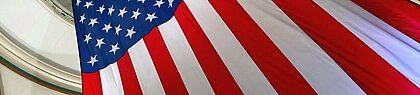 Das Bild zeigt einen Ausschnitt der amerikanischen Fahne
