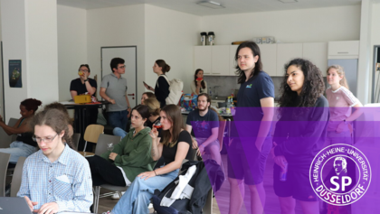 Das war die Wahlparty der SP-Wahl 2023 (Foto: Hannes Rudolph) Zu sehen ist eine Gruppe von Menschen in einem Raum, die alle in die gleiche Richtung schauen