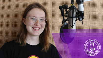 Die Spitzenkandidatin der Fachschaftenliste im Interview bei hochschulradio düsseldorf (Foto: Greta Stangner) Magdalena Kuom im Studio zur Aufnahme des Interviews