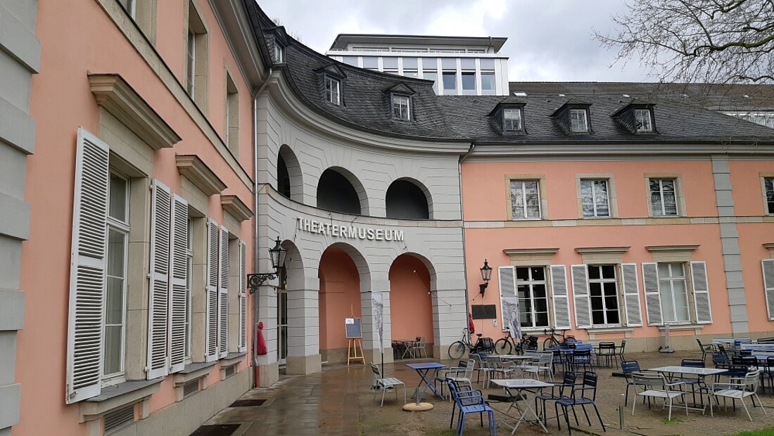 Auf dem Bild sieht man das Theatermuseum in Düsseldorf von außen.