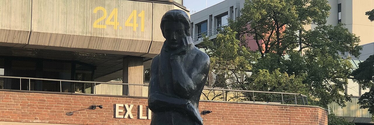 Die Heinrich-Heine Statur vor der ULB. 