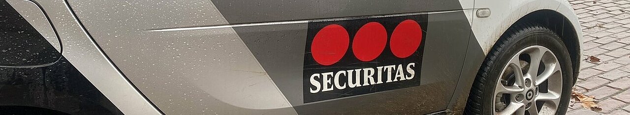 Man sieht ein Auto der Securitas auf dem Campus.