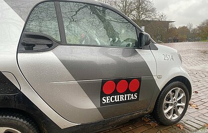 Man sieht ein Auto der Securitas auf dem Campus