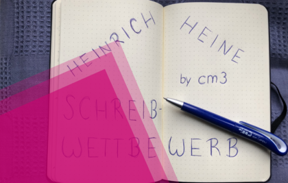 Zu Heinrich Heines 225. Geburtstag hat cm3 einen Schreibwettbewerb veranstaltet (Foto: Julia Vollmer) Zu sehen ist ein Notizbuch in dem steht: Heinrich Heine Schreibwettbewerb