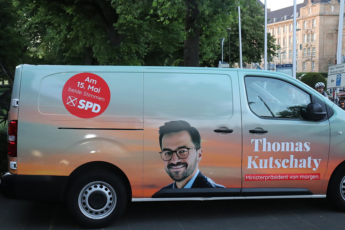 Wahlkampf-Van der SPD mit Bild von Thomas Kutchaty und der Aufschrift „Am 15. Mai beide Stimmen SPD.“