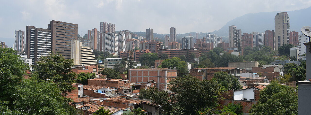 Auf dem Bild sieht man die Stadt Medellin.