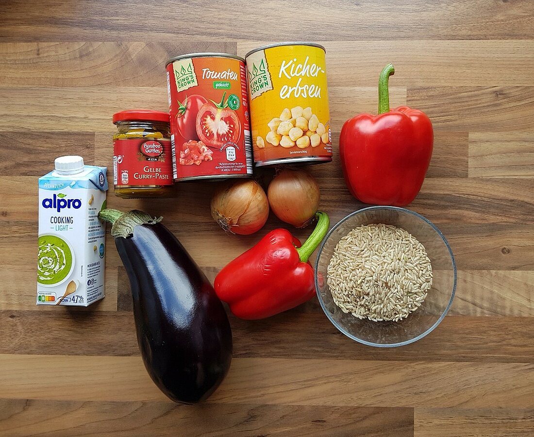 Auf dem Bild sind die Zutaten für das Curry zu sehen.