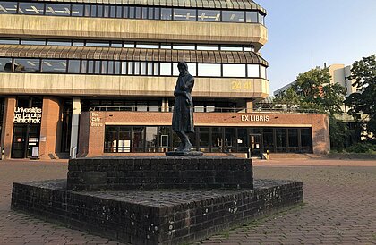 Die Heine Statur vor der ULB.