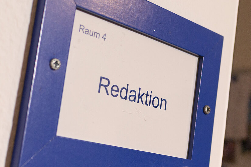 Zu sehen ist das Schild am Eingang der Redaktion.