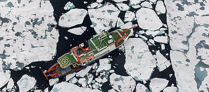 Die „Polarstern“ (Credits:AWI) Zu sehen ist ein Schiff, welches durch Meer mit Eisschollen fährt