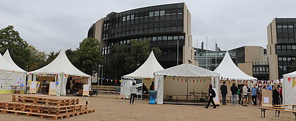 Zu sehen ist das Festivalgelände vor dem Landtag.