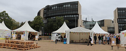 Das Campfire-Festival findet direkt vor dem Landtagsgebäude statt. (Foto: Noah Schmitt) Zu sehen ist das Festivalgelände vor dem Landtag.