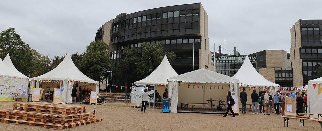 Das Campfire-Festival findet direkt vor dem Landtagsgebäude statt. (Foto: Noah Schmitt) Zu sehen ist das Festivalgelände vor dem Landtag.