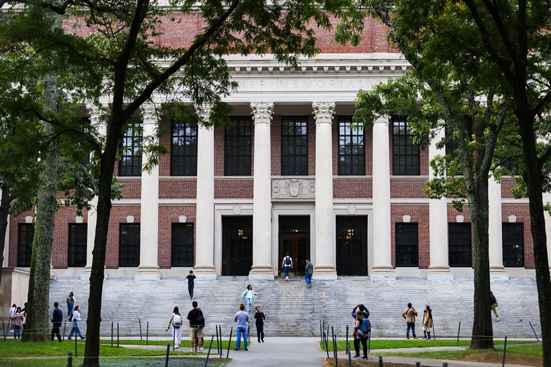 Auf dem Bild sieht man die Vorderseite der Widener Bibliothek der Harvard University.