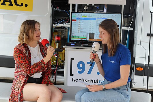 Lena Bauer ist ehemalige Chefredakteurin von hochschulradio düsseldorf. Im Interview mit Greta Stangner berichtet sie von ihren Erfahrungen. (Foto: Andreas Meske) Lena Bauer im Interview mit Greta Stangner.