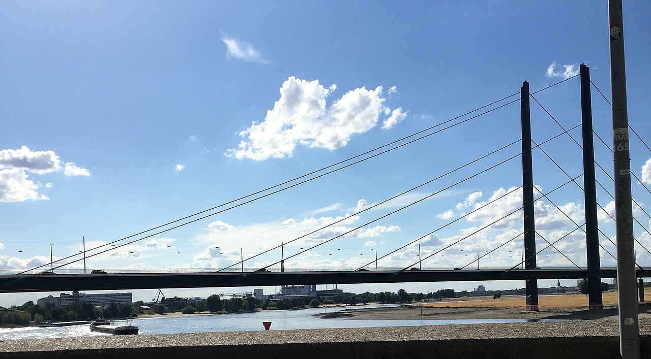 Zu sehen ist eine Brücke, die über den Rhein führt