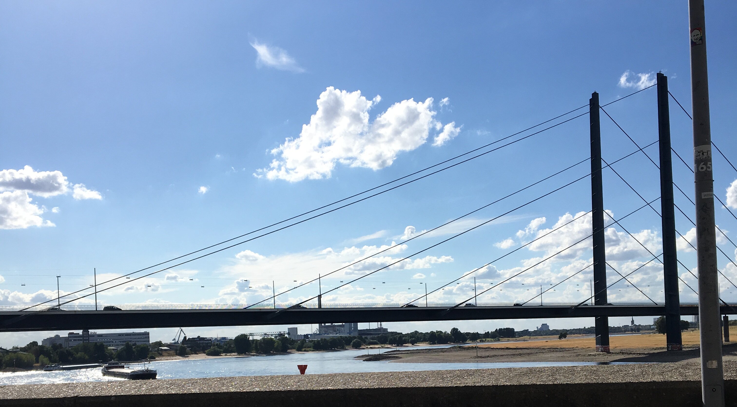 Zu sehen ist eine Brücke, die über den Rhein führt