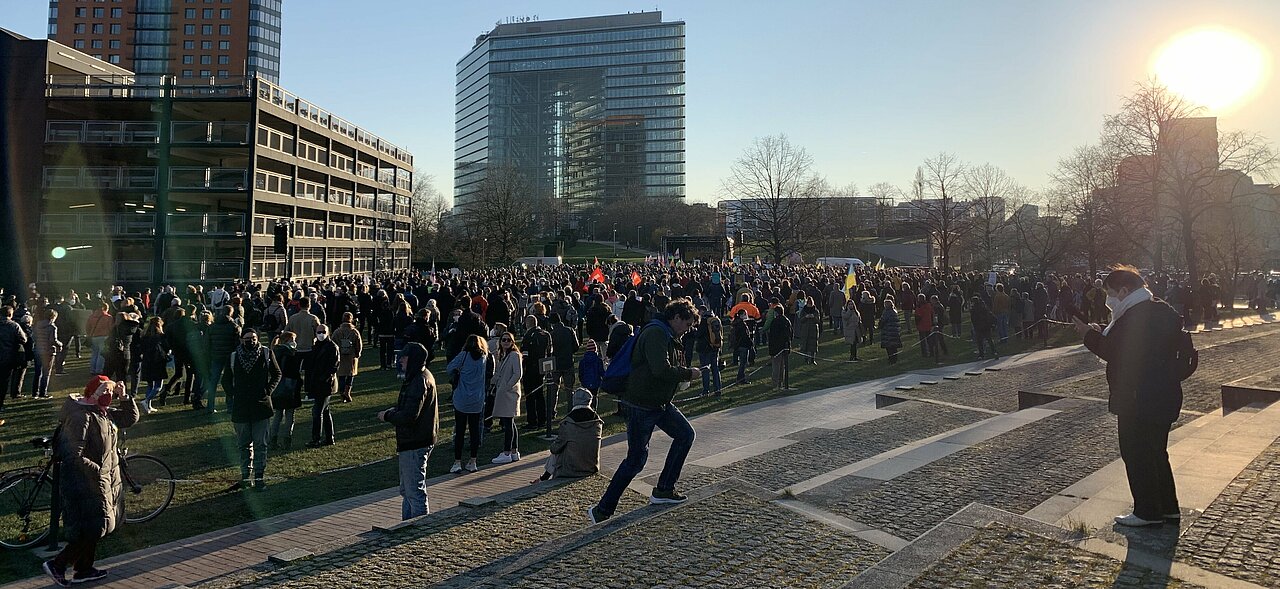 Zu sehen sind Demonstrant:innen bei der Friedensdemo in Düsseldorf.