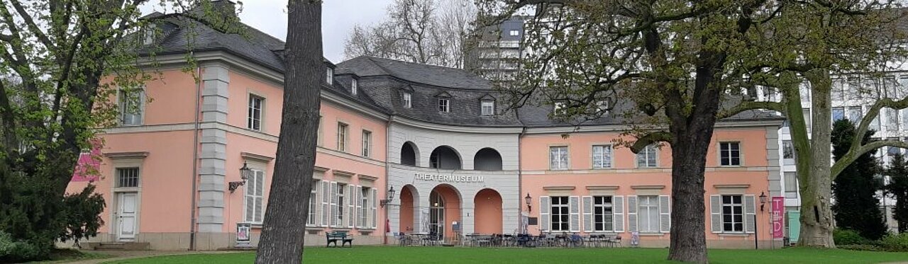Auf dem Bild sieht man das Theatermuseum in Düsseldorf von außen.