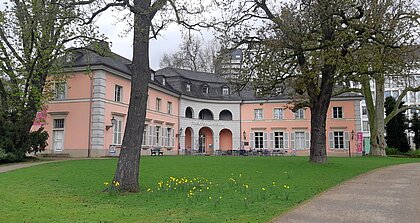 Auf dem Bild sieht man das Theatermuseum in Düsseldorf von außen.