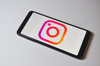 Die App Instagram öffnet sich auf einem Handy