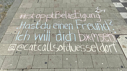 Viele Frauen erlben häufig verbale sexuelle Belästigung. Catcalls of Düsseldorf macht darauf öffentlich aufmerksam (Foto: catcallsofduesseldorf) Zu sehen ist Kreide auf der Straße. Es steht geschrieben: #stopptBelästigung "Hast du einen Freund? Ich will dich b*msen" @catcallsofduesseldorf