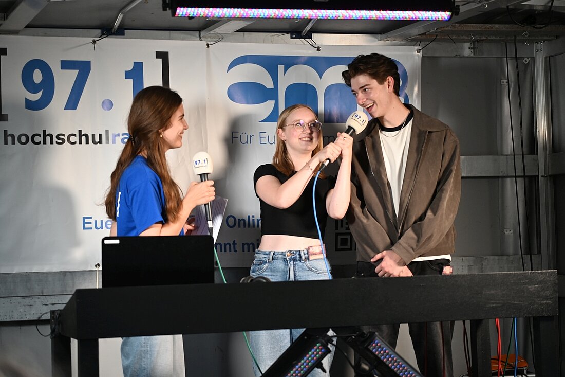 Auf dem Bild sind die zwei Moderator:innen im Interview mit hochschulradio düsseldorf zusehen