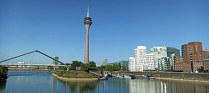 Zu sehen sind der Rheinturm und der Medienhafen in Düsseldorf