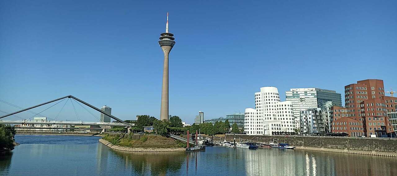 Zu sehen sind der Rheinturm und der Medienhafen in Düsseldorf