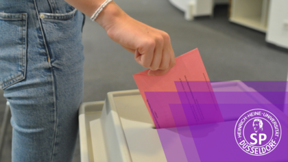 In den vergangenen Tagen konnten Studierende der HHU das Studierendenparlament neu wählen (Foto: Andreas Meske) Zu sehen ist eine Hand, die einen Wahlbrief in die Urne wirft