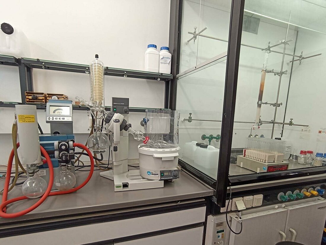 Auftrennung der Stoffe erfolgt durch unterschiedliche, biochemische Methoden, hier: VLC (Vacuum Liquid Chromatography, rechts im Bild) und Rotationsverdampfer (um Lösungsmittel zu entfernen, links im Bild)  (Foto: Anastassija Sheremet)