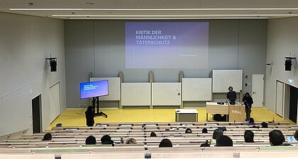 Kim Possters Aussagen trafen auf viel Zuspruch (Foto: Valeska Ridzewski) Ein Hörsaal ist zu sehen mit einer Leinwand