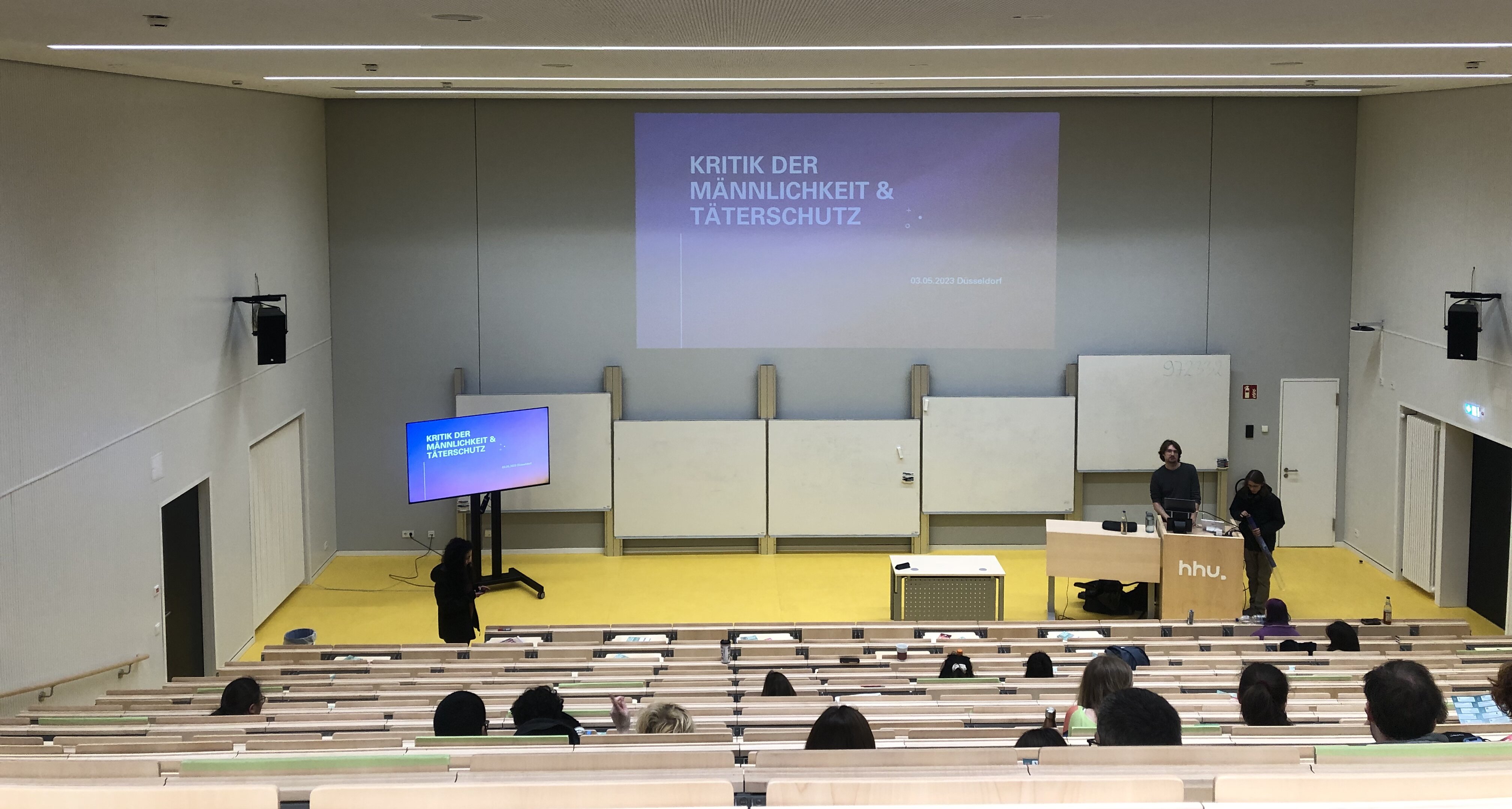 Kim Possters Aussagen trafen auf viel Zuspruch (Foto: Valeska Ridzewski) Ein Hörsaal ist zu sehen mit einer Leinwand
