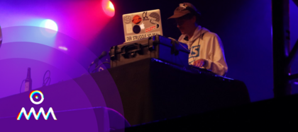 Auch letztes Jahr gab es auf dem Sommerkult schon mehrere DJ-Sets (Foto: Lena Berghaus) Zu sehen ist ein DJ an seinem Pult