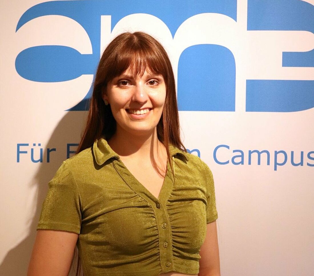 Celine Coldewe zu Gast in der cm3- und Hochschulradio-Redaktion (Foto: Greta Stangner) Die AStA-Vorsitzende vor einem cm3-Logo