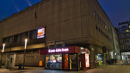 Das Kom(m)ödchen in der Düsseldorfer Altstadt am Abend. (Foto: Niklas Schlösser)