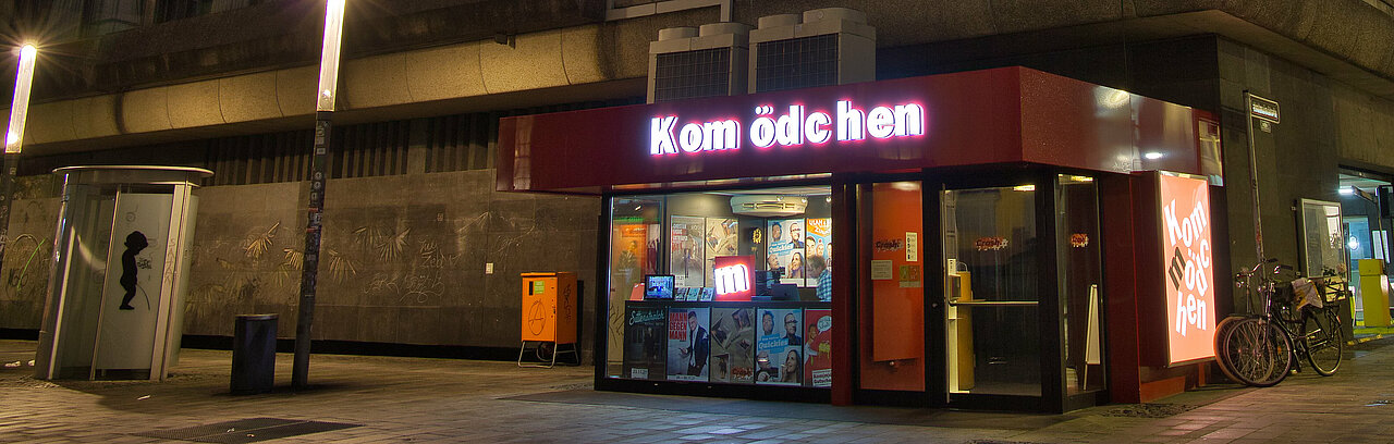 Das Kom(m)ödchen in der Düsseldorfer Altstadt am Abend.