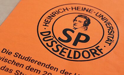 Man sieht ein orangene Informationsheft zur SP-Wahl.