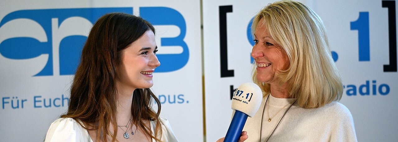 Auf dem Foto sieht man Caroline von cm3 und Rektorin Steinbeck, die interviewt wird