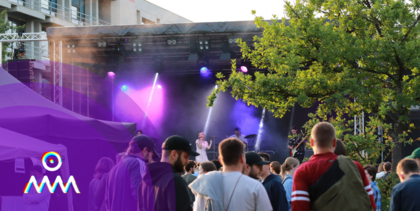 Das Sommerkult letztes Jahr zog ebenfalls viele festivalbegeisterte Menschen an (Foto: Lena Berghaus) Zu sehen sind eine Bühne auf der eine Sängerin steht und Menschen vor der Bühne