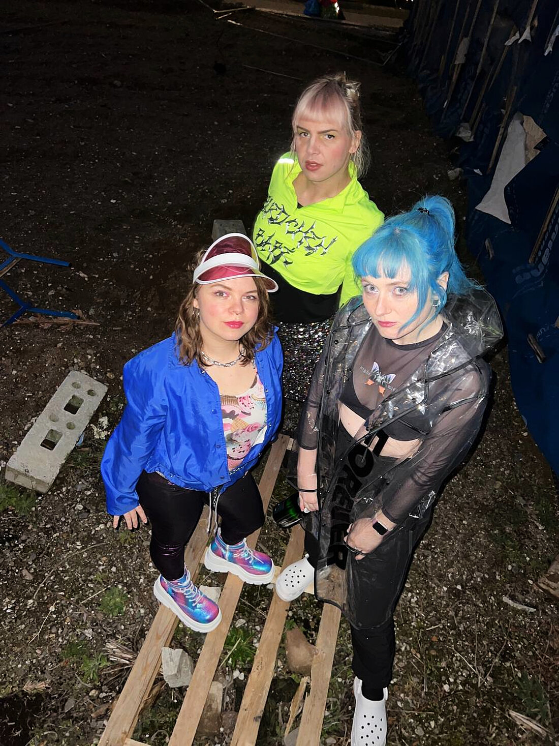 Das Düsseldorfer Get Over It Collective spielt am Festival-Freitag (Foto: Get Over It Collective) Zu sehen sind drei junge Frauen, die in die Kamera blicken